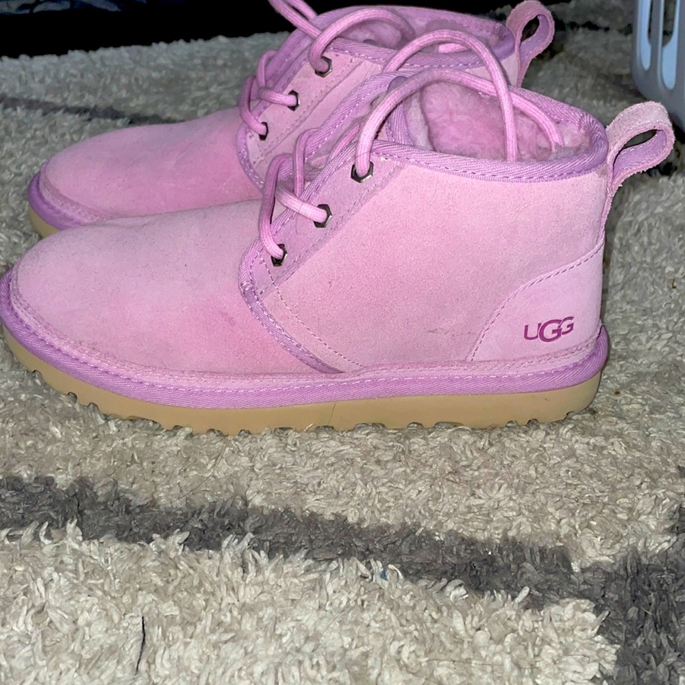 Uggs only worn a few times. Super cute & comfy !